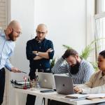 Od tarć do synergii: Przekuj konflikty w przewagę swojego zespołu