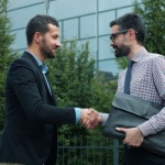 Mosty, nie transakcje: strategia budowania trwałych relacji w biznesie